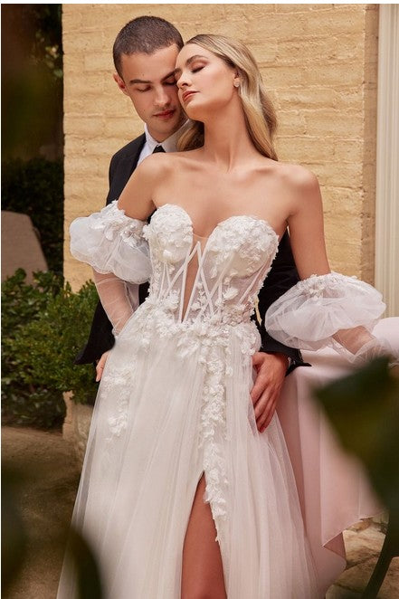 Vestido de novia con mangas desmontables.