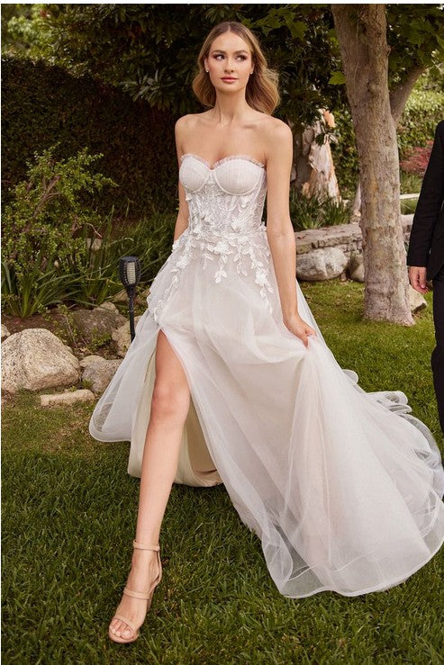 Vestido de Novia con guantes.