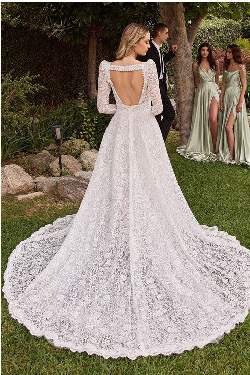 Vestido de novia con mangas desmontables.