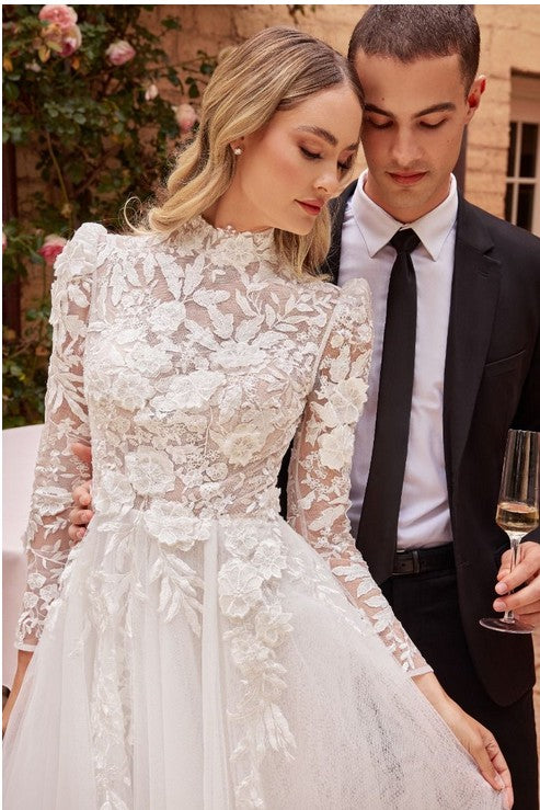 Vestido de novia con mangas de encaje.