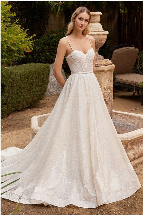 Vestido de Novia con tirantes de brillos.