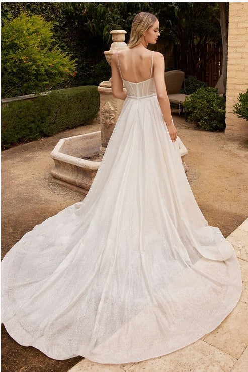 Vestido de Novia con tirantes de brillos.